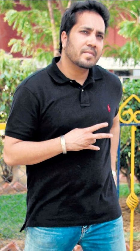 Bollywood Singer Mika Singh Short Visit in Vadodara Gujarat