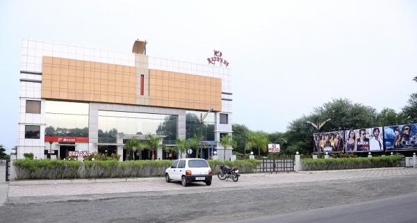 Rajhans Cine World Cinema in Valsad