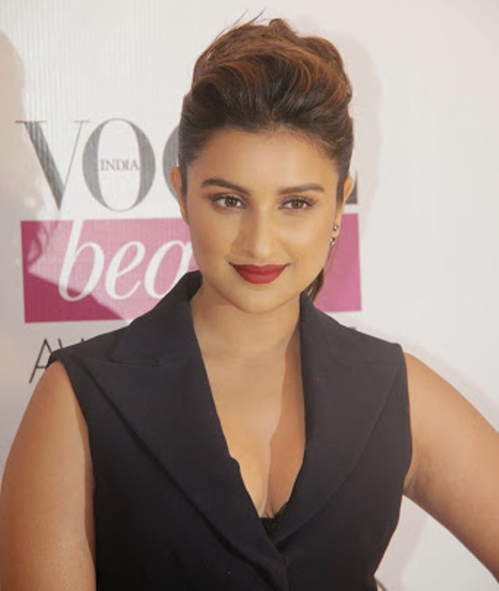 Parineeti Chopra in Cleavage Shows Blue Jumpsuit at Vogue Beauty Award 2014 in Mumbai.jpg.jpg