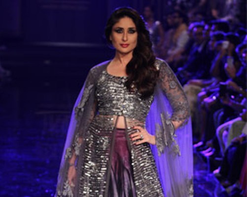 Kareena Kapoor Hot Navel Pics in Purple Lehenga at Lakme Fashion Week 2014