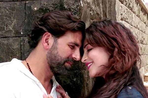 Akshay Kumar and Shruti Hassan Kiss in Gabbar is Back Hindi Movie