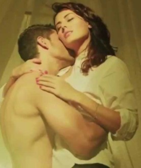 Bhaag Johnny Movie Hot Kissing Bed Scene Photos - Kunal Khemu and Mandana Karimi Lip Lock Pics